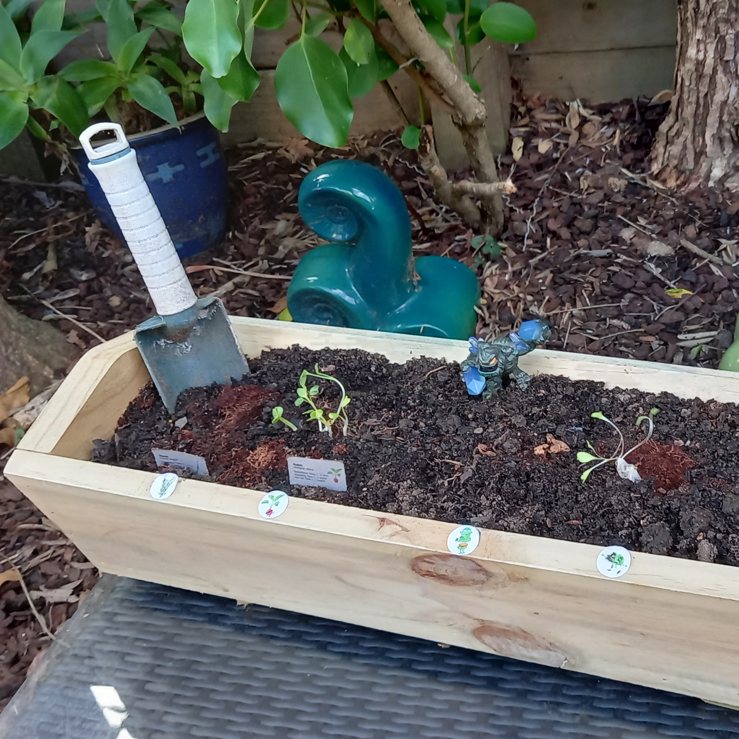 DIY plans to build a simple flower or herb box