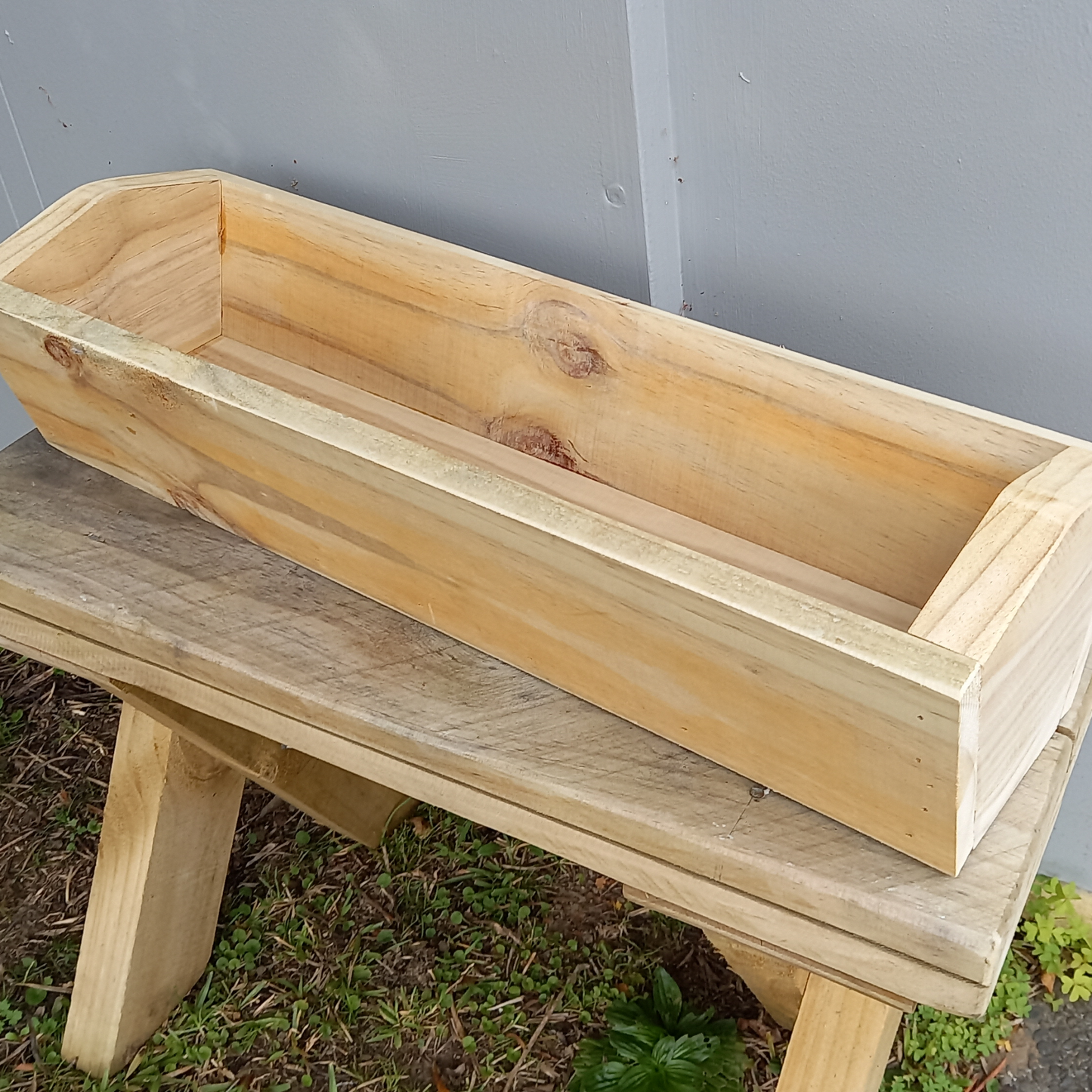 DIY plans to build a simple flower or herb box