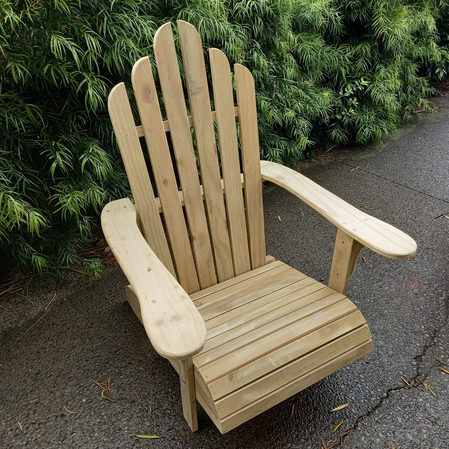 DIY plans to build a comfortable Adirondack chair with curved arms