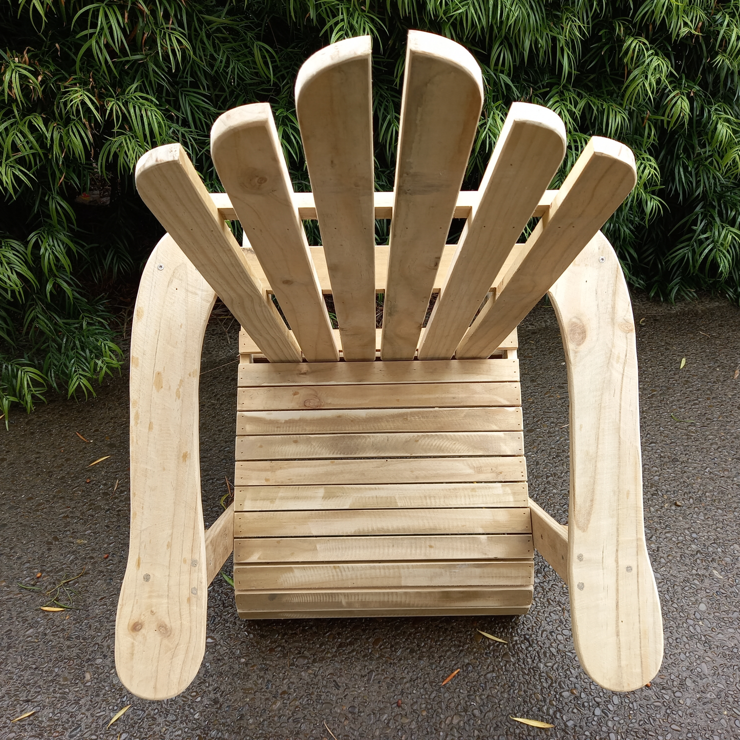 DIY plans to build a comfortable Adirondack chair with curved arms