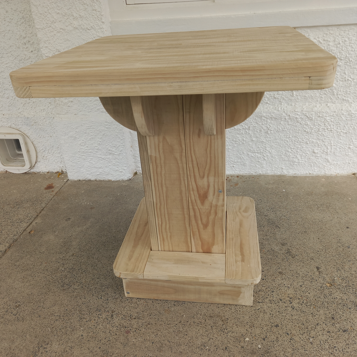 DIY plans to build an outdoor bar or pub table 33 inches (840mm) square