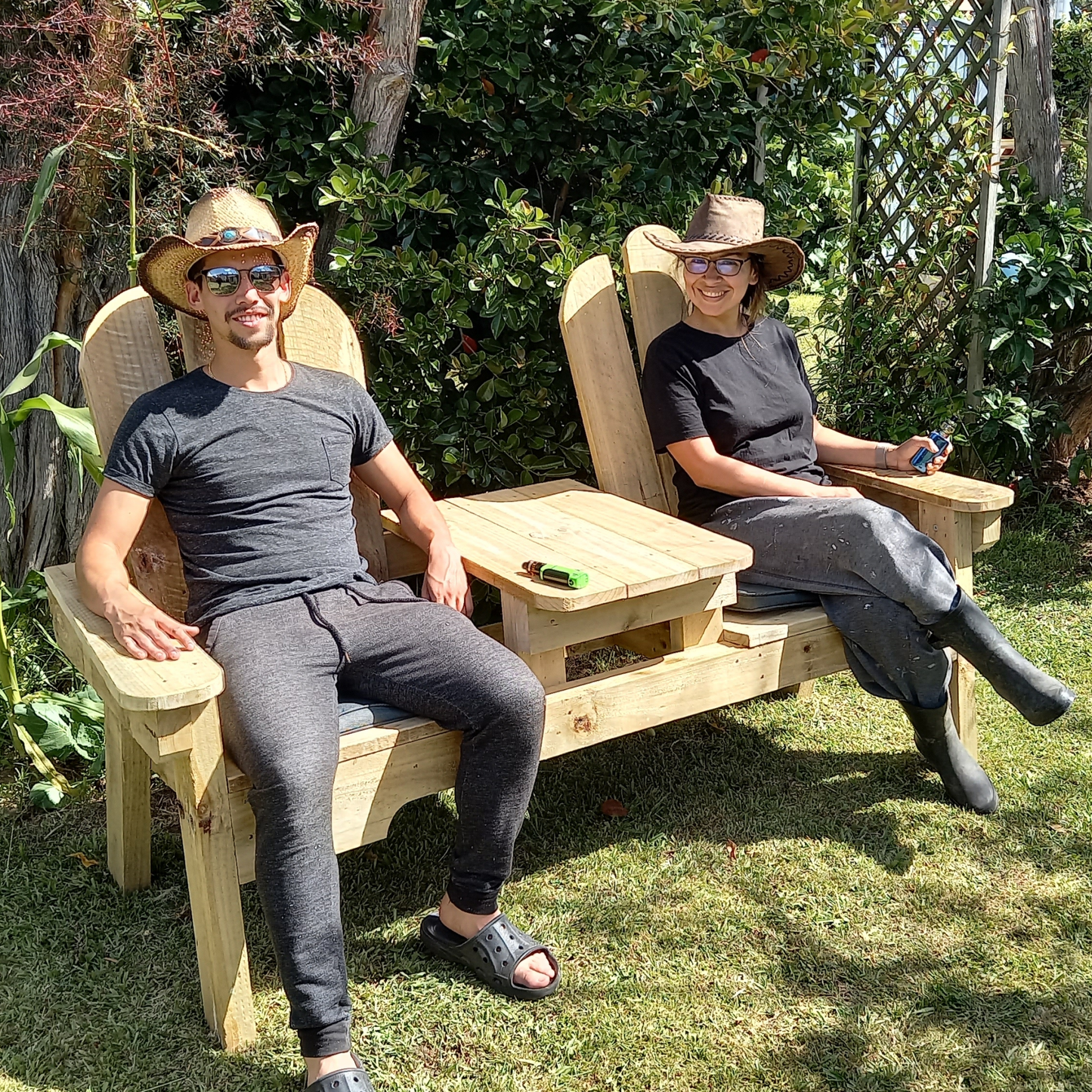 DIY plans to build a companion seat with a center table