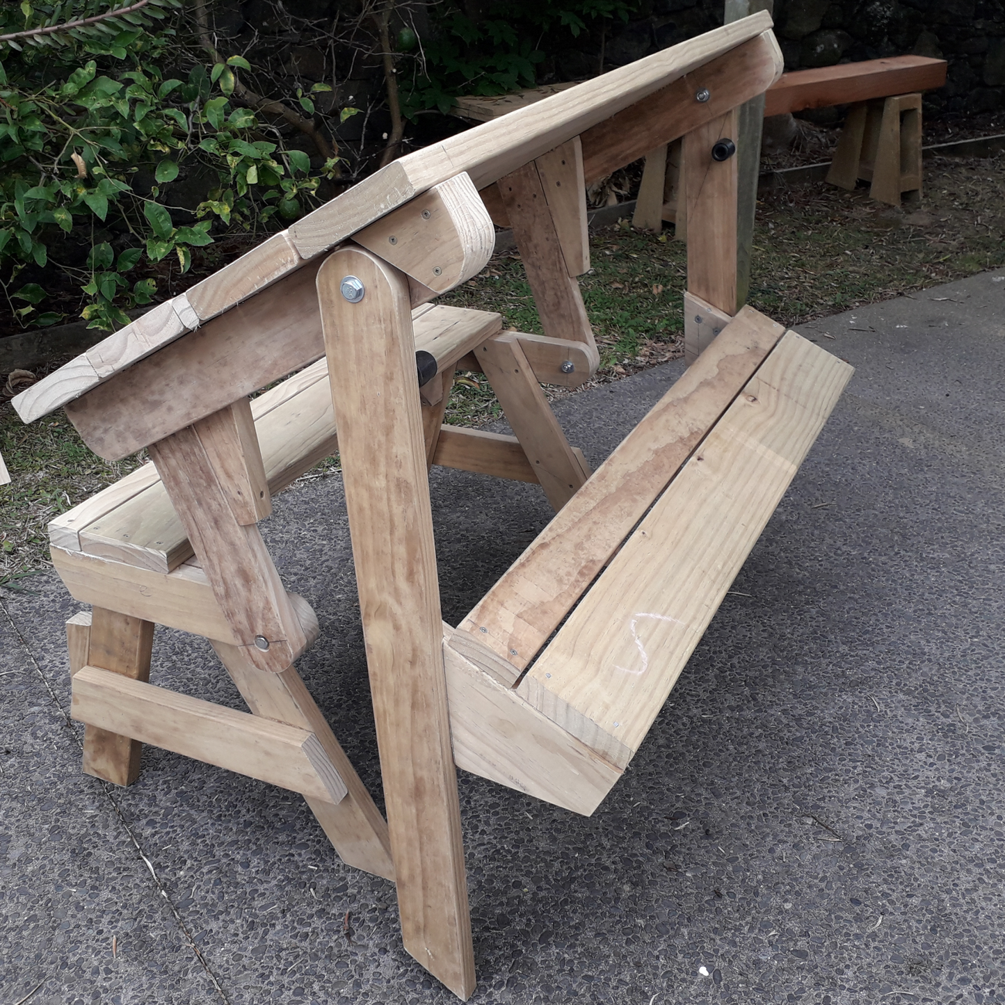 DIY plans to build a metamorphic wooden picnic table