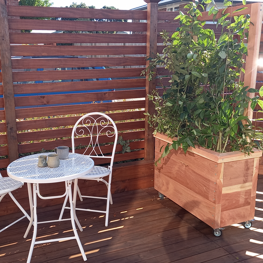 DIY plans to build a sturdy moveable planter box with a screen frame