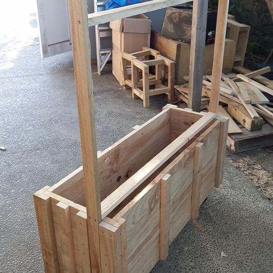DIY plans to build an inexpensive planter box from 1x6 boards