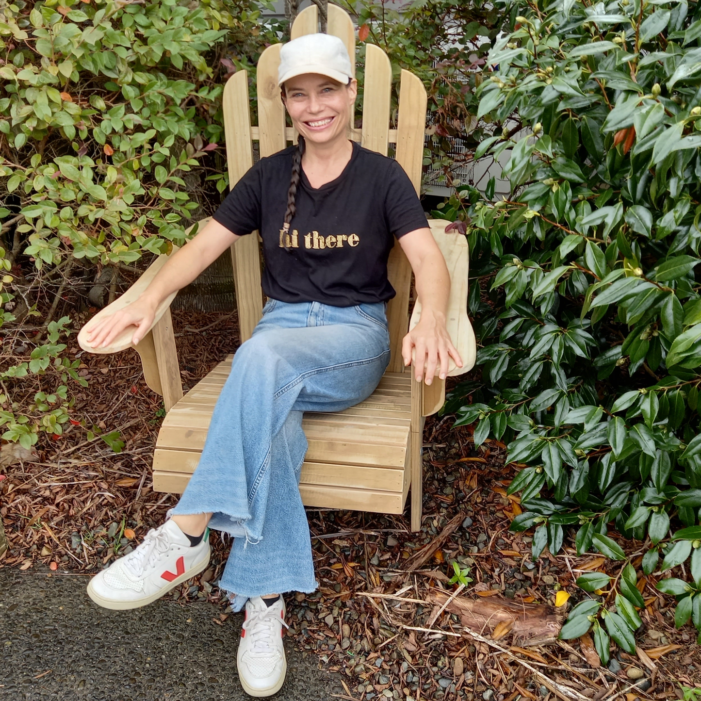 DIY plans to build a comfortable Adirondack chair with curved arms