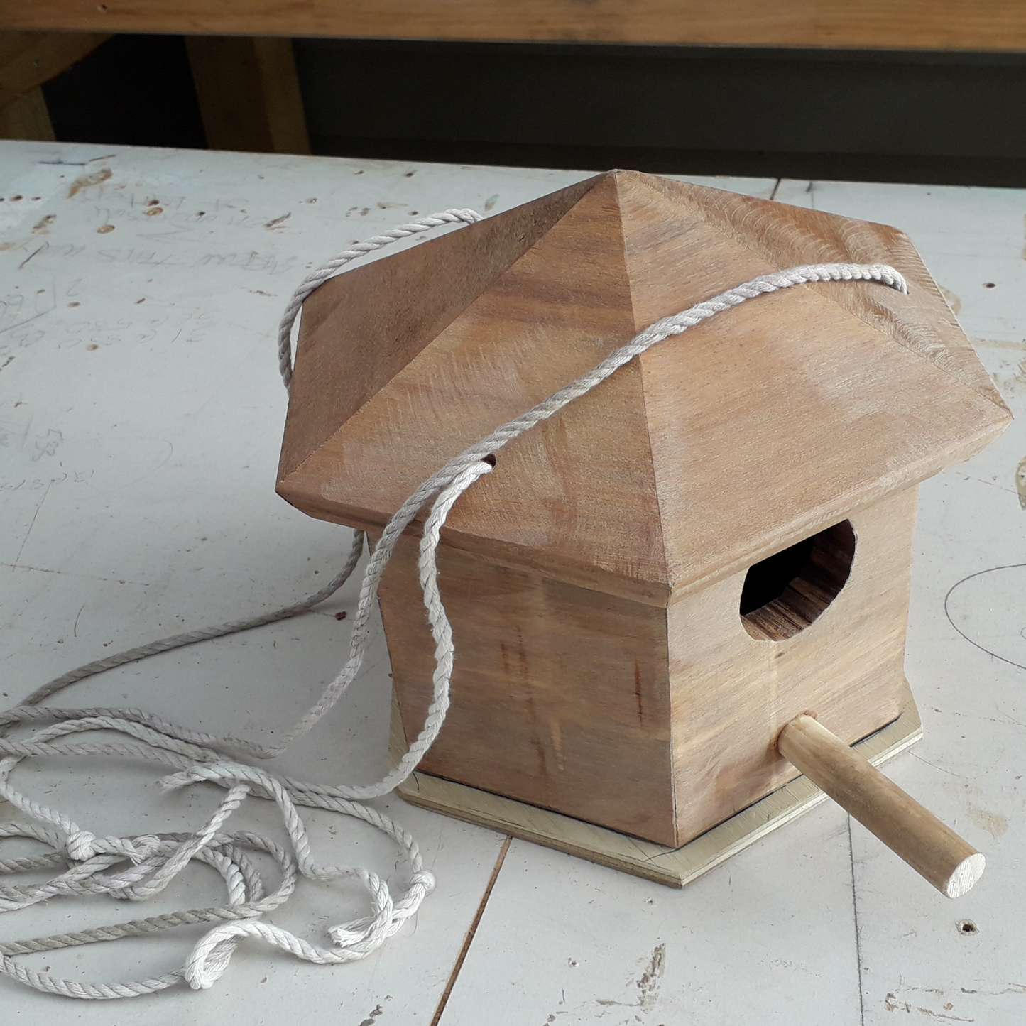 DIY plans to build a hexagonal birdhouse