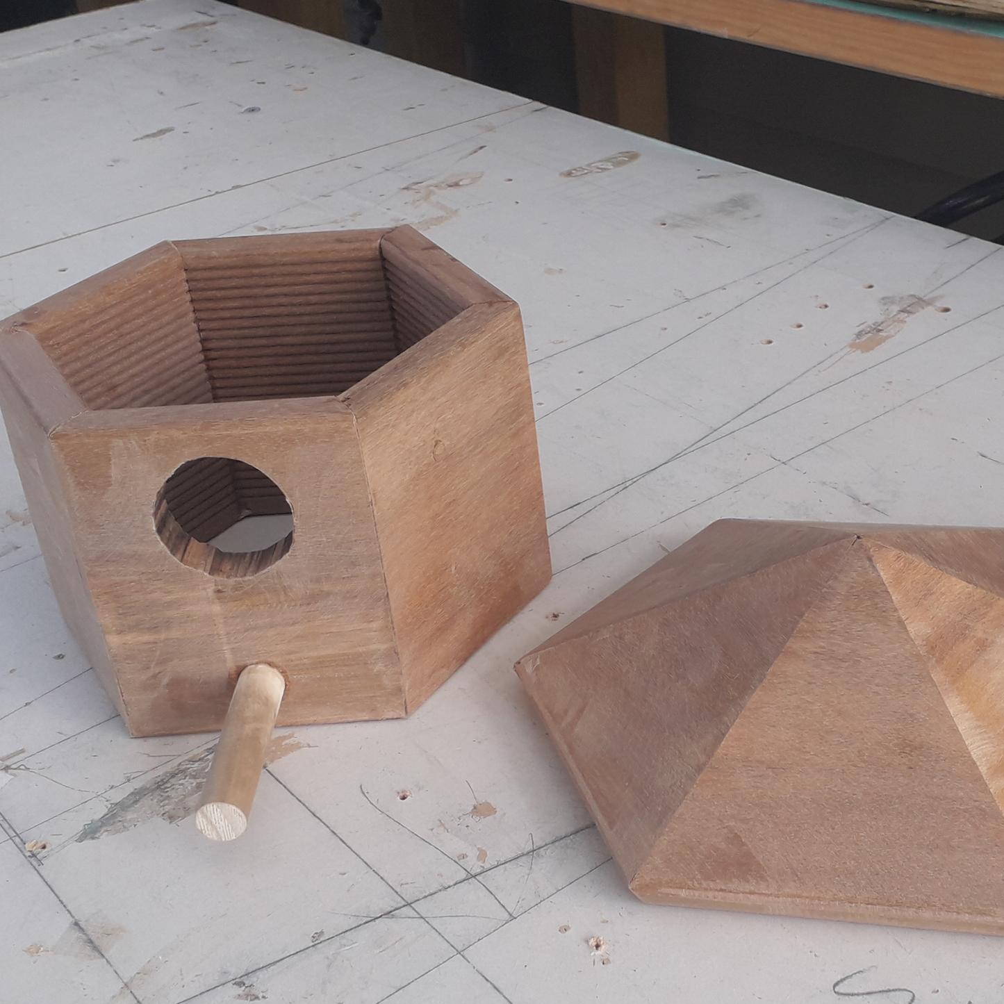 DIY plans to build a hexagonal birdhouse