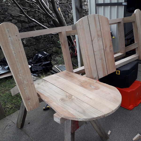 DIY plans to build a Jack and Jill seat with a center table Kenny's