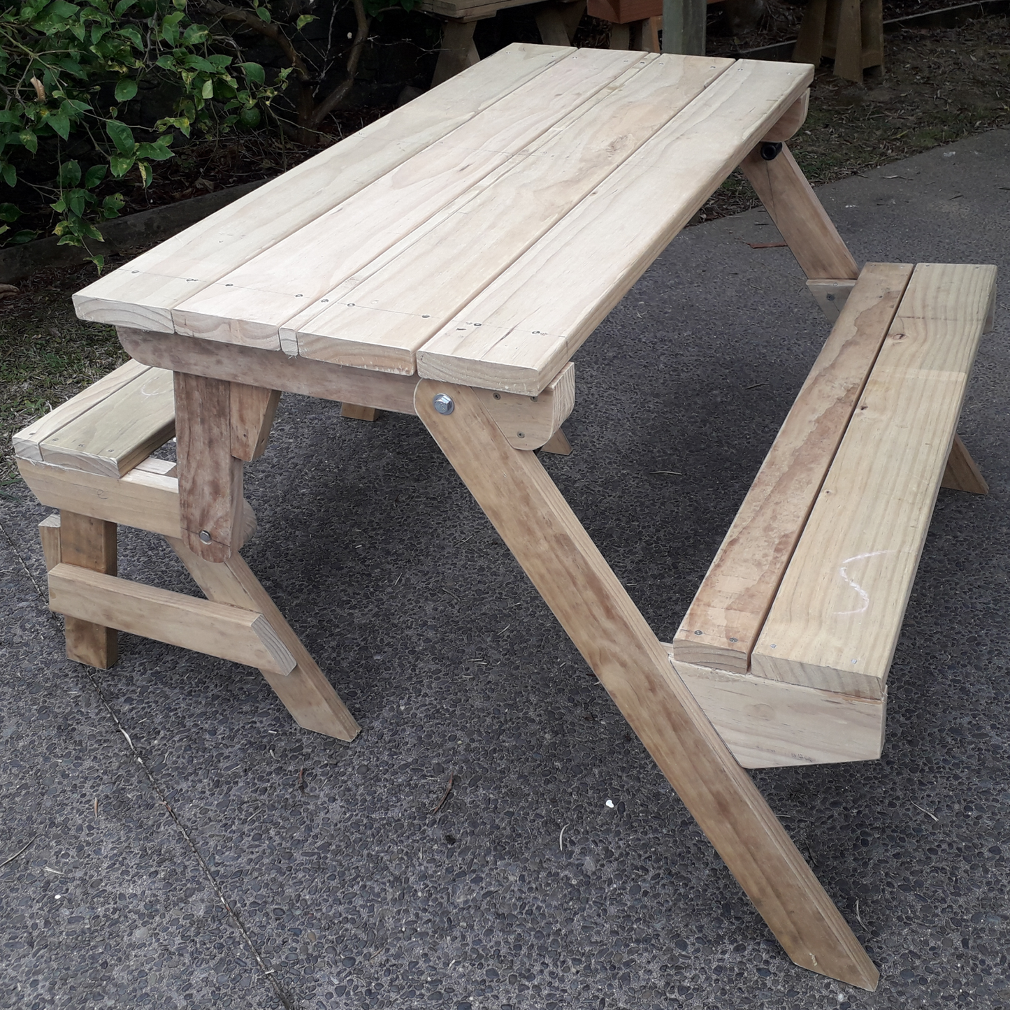 DIY plans to build a metamorphic wooden picnic table