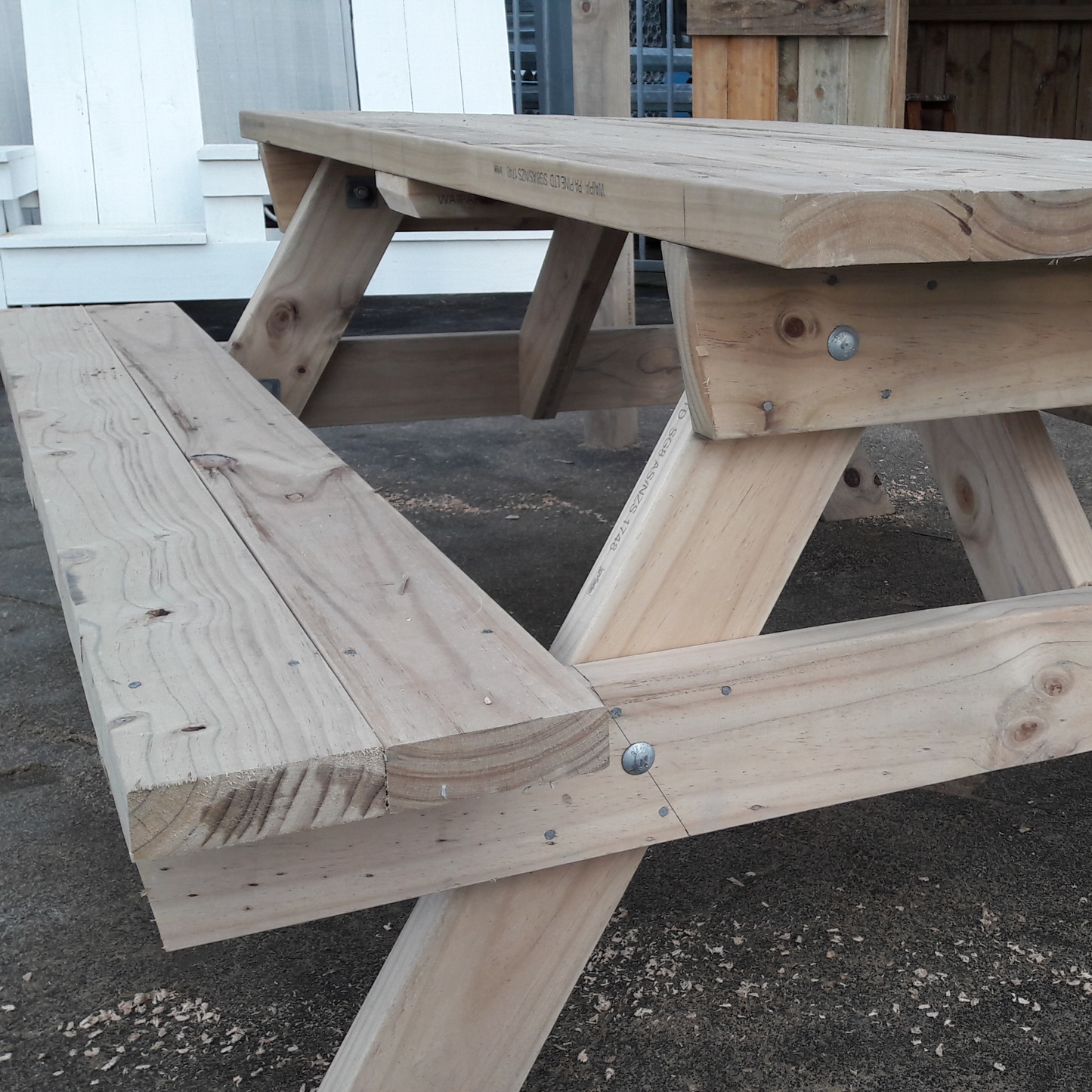 DIY plans to build a Six seater strong picnic table