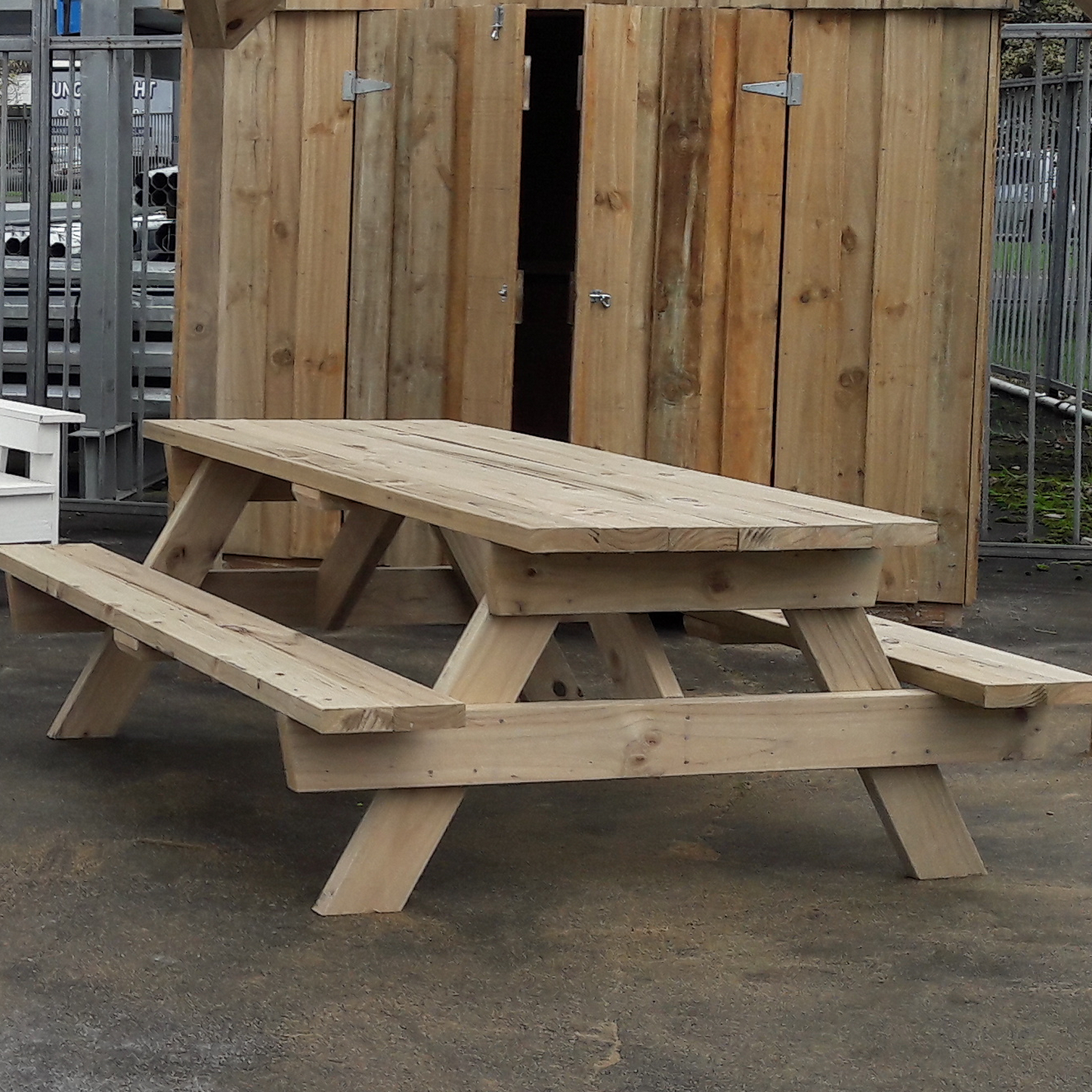 DIY plans to build a Six seater strong picnic table