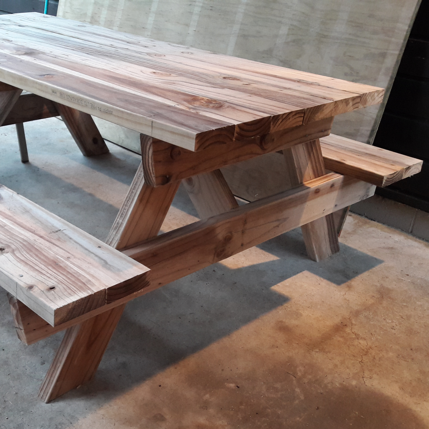 DIY plans to build a Six seater strong picnic table