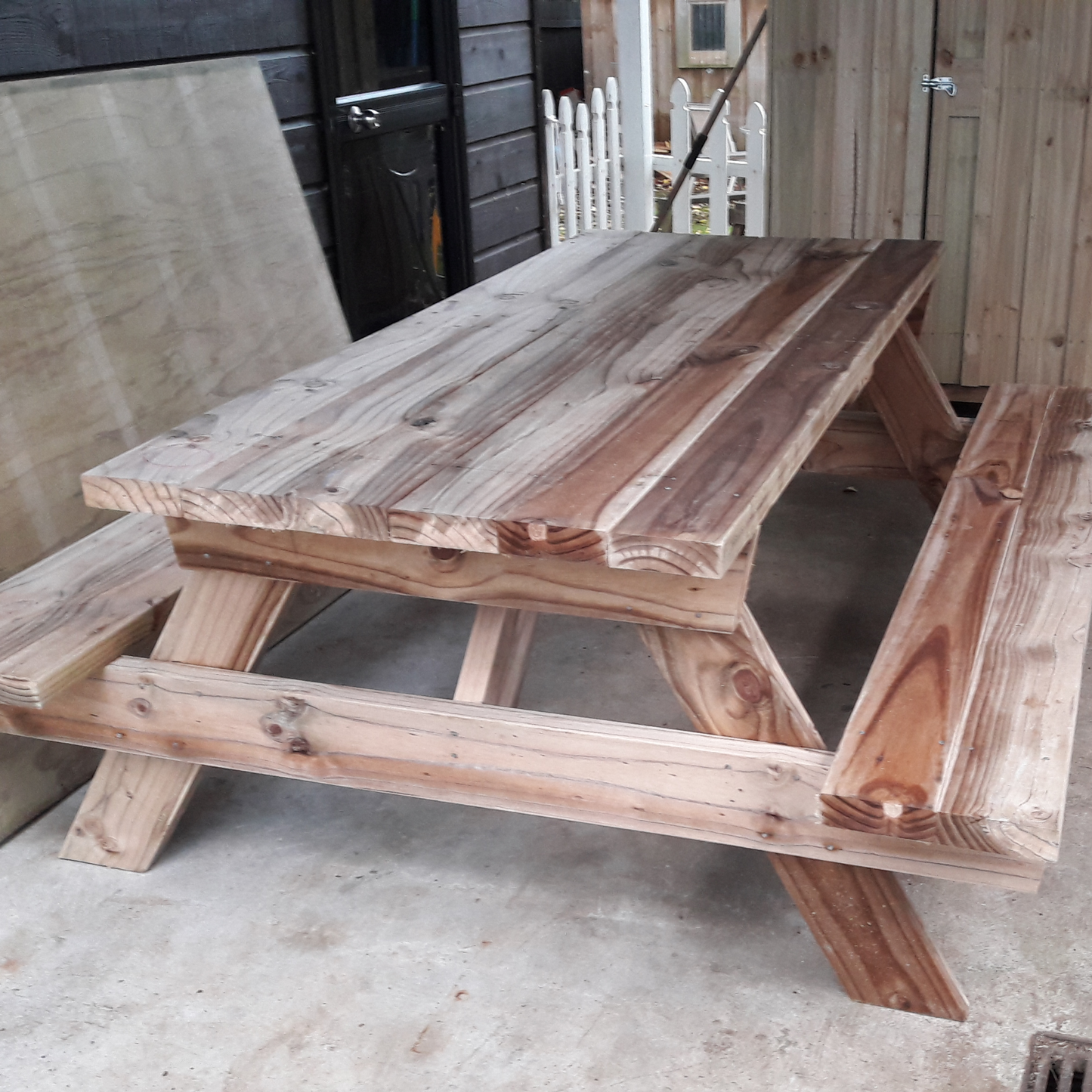 DIY plans to build a Six seater strong picnic table