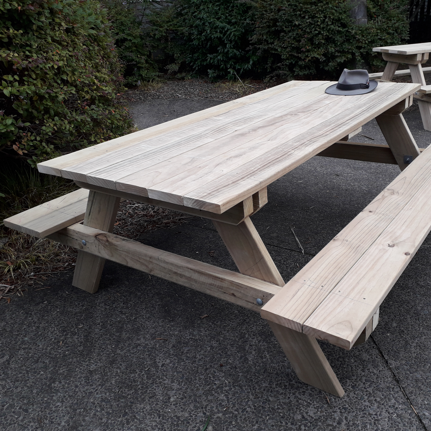 DIY plans for an 8 seater picnic table that can be easily dismantled