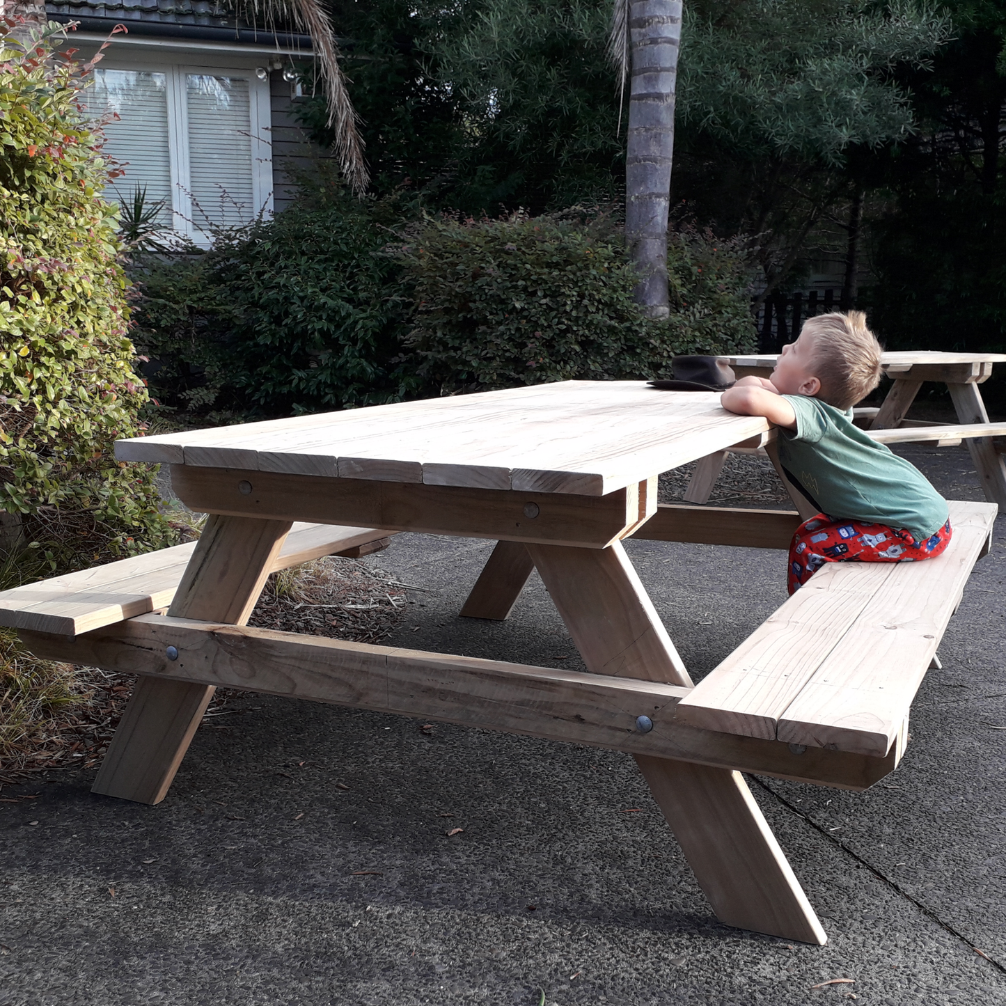 DIY plans for an 8 seater picnic table that can be easily dismantled