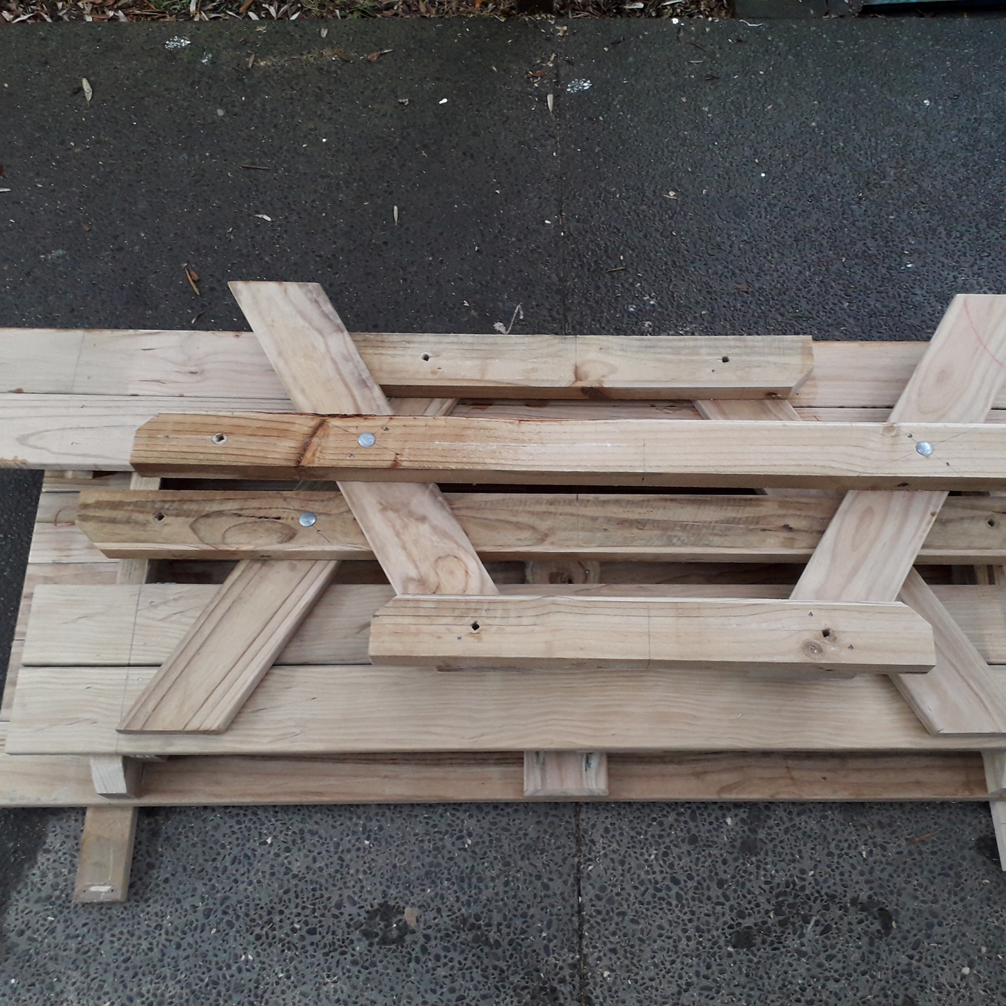 DIY plans for an 8 seater picnic table that can be easily dismantled