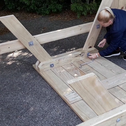 DIY plans for an 8 seater picnic table that can be easily dismantled