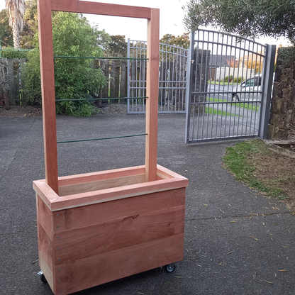 DIY plans to build a sturdy moveable planter box with a screen frame