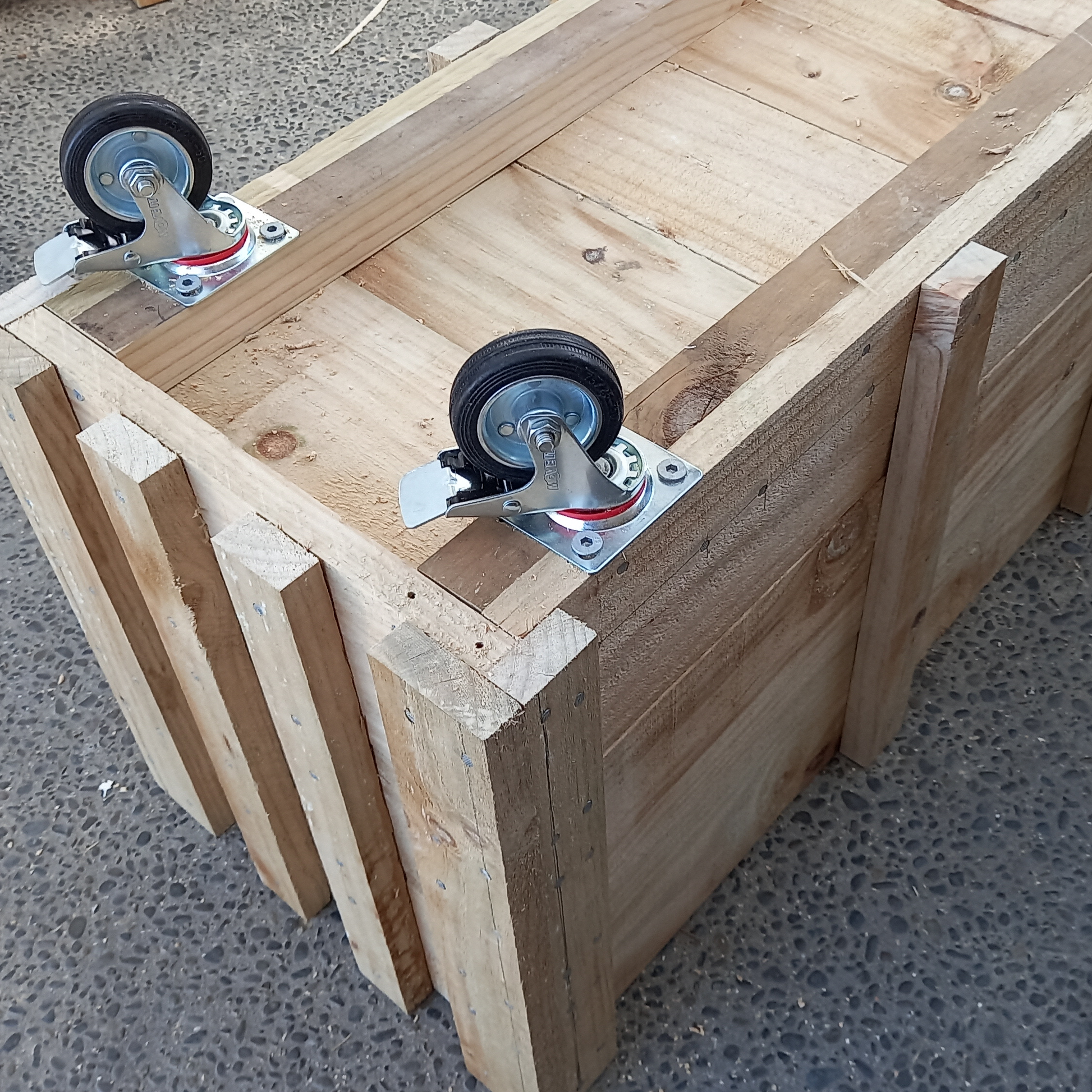 DIY plans to build an inexpensive planter box from 1x6 boards