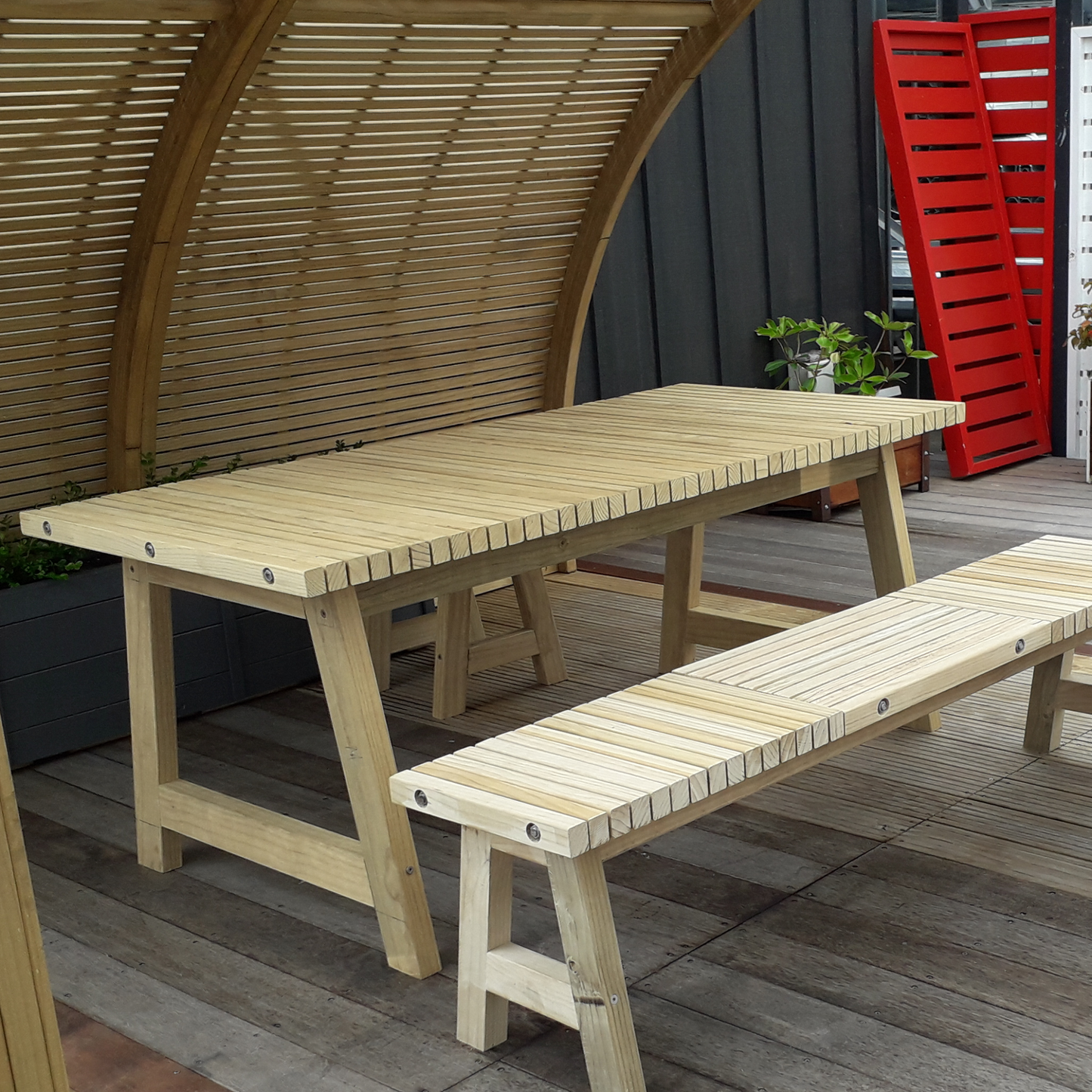 DIY plans for a modular batten-top table and seats