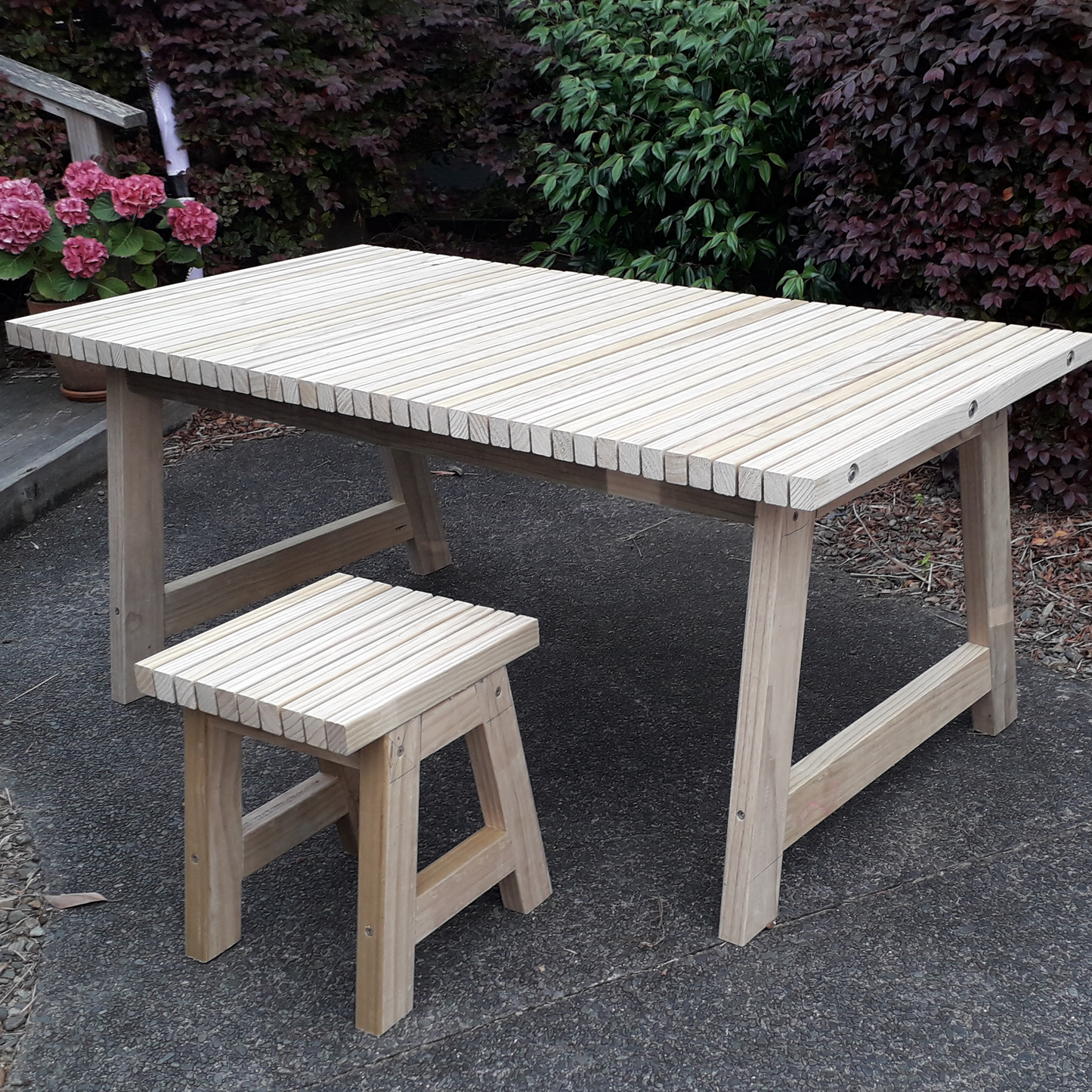 DIY plans for a modular batten-top table and seats