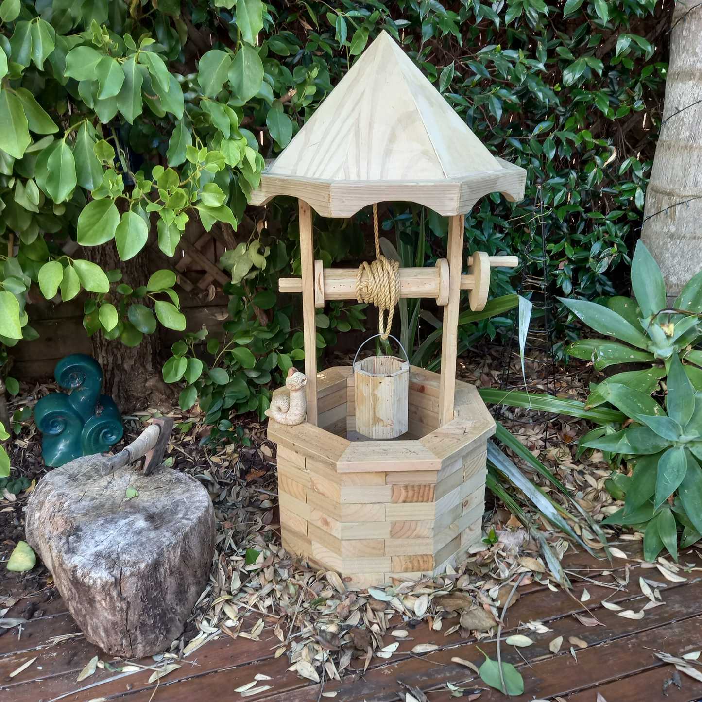 DIY plans for a garden wooden wishing well with a pyramid roof