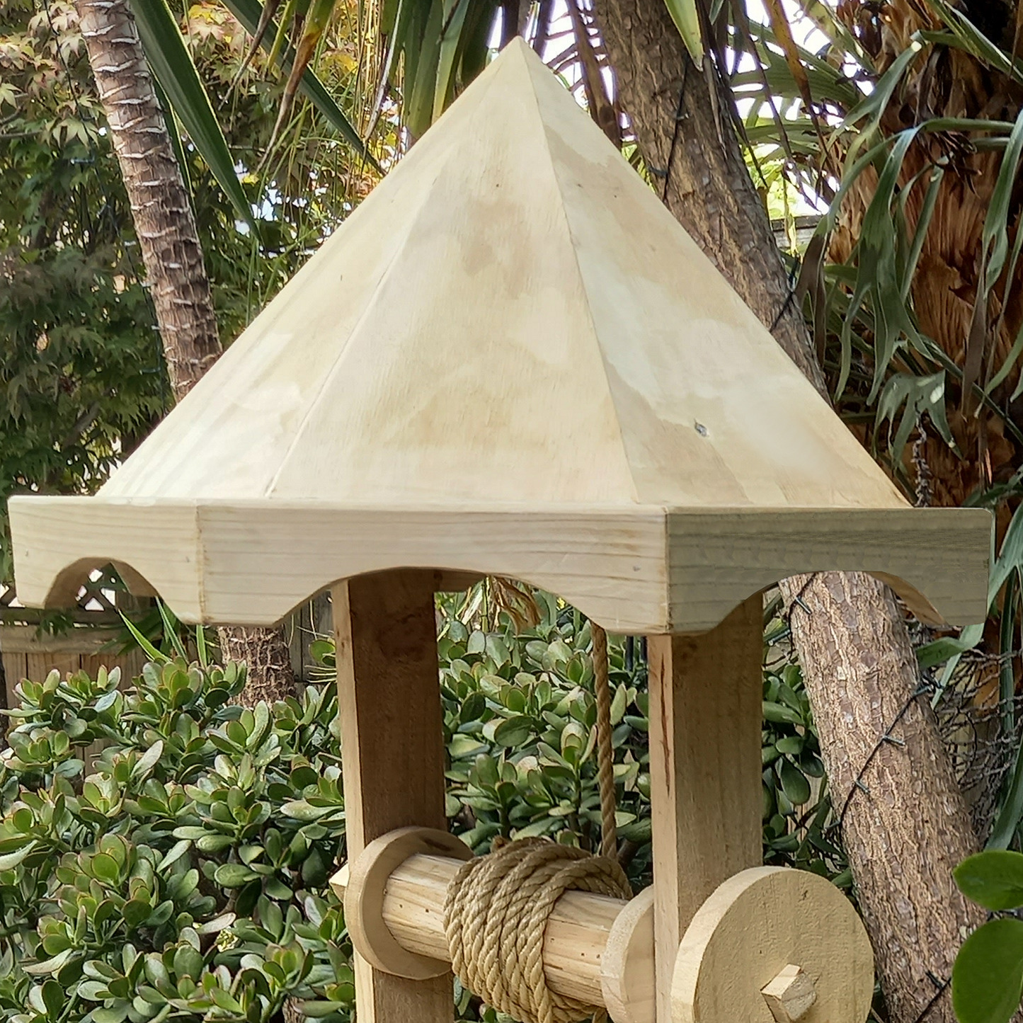 DIY plans for a garden wooden wishing well with a pyramid roof